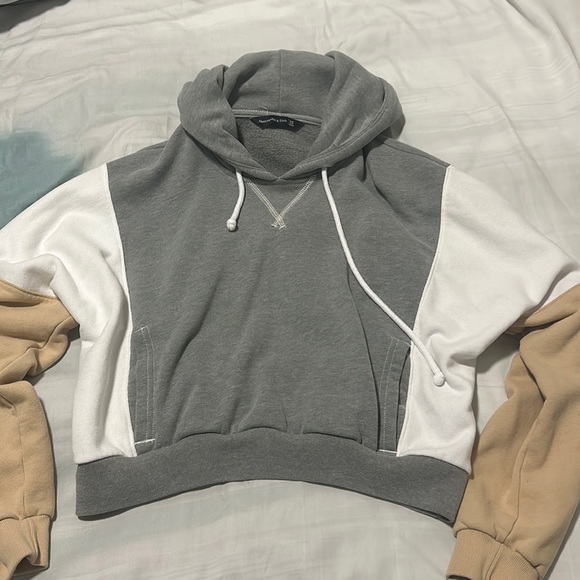 Abercrombie & Fitch Jackets & Blazers - Abercrombie & Fitch Grey/ White / Tan Cropped Hoodie